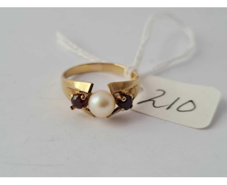A pearl and garnet 8ct dress ring size M 1.8g inc
