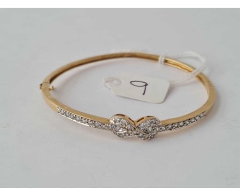 An attractive hinged bangle set with CZ ribbon bow in 9ct - 8.4 gms inc 