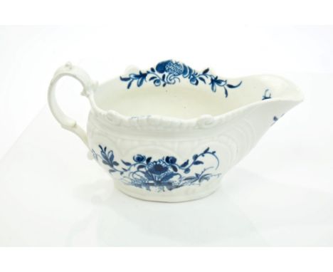 18th century Worcester blue and white sauce boat with moulded decoration and painted floral and Chinese figure reserves - blu