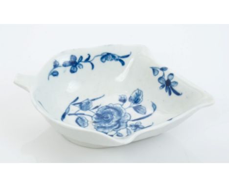 18th century Worcester blue and white leaf-shaped pickle dish with painted floral sprays and moulded veins to underside - arr