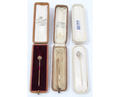 Art Deco American diamond stick pin and a gold stick pin and tie pin (3)