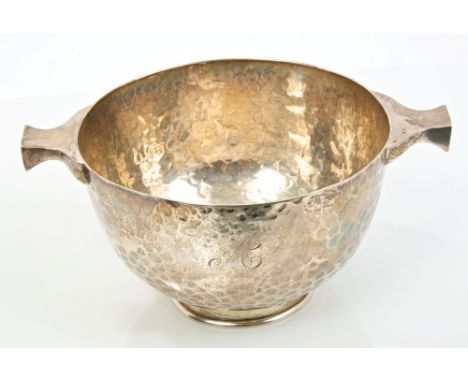 Edwardian silver quaich of circular form, with twin handles and spot-hammered finish, on a circular foot (Birmingham 1904), m