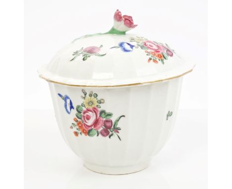 Mid-18th century Worcester polychrome sucrier and cover of fluted bowl form, with flower knop and painted floral sprays - und