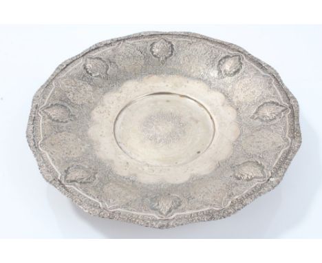 Eastern silver tazza with engraved Persian floral decoration and raised flower-head bosses, on a circular pedestal foot - und