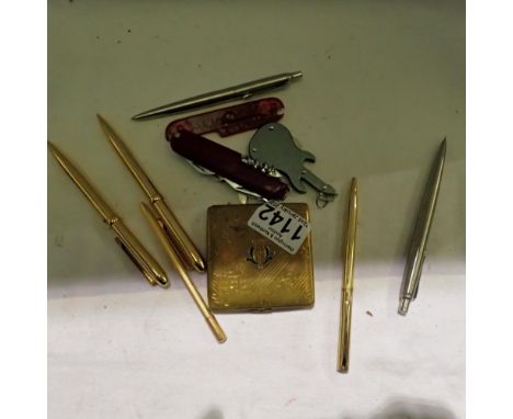 Box of collectable pens, two penknives and a compact. UK P&amp;P Group 1 (£16+VAT for the first lot and £2+VAT for subsequent