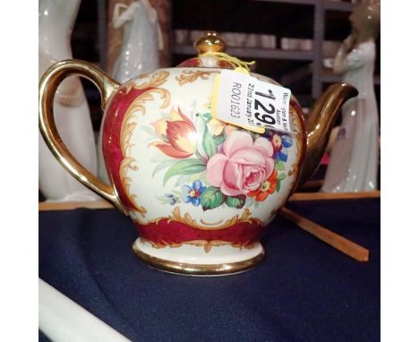 Sadler teapot with floral gilt pattern. UK P&amp;P Group 2 (£20+VAT for the first lot and £4+VAT for subsequent lots) 