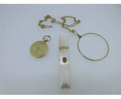 the yellow metal mounted needle case with inset enamel cartouche depicting a blue and white pansy (in French 'pensée' which a