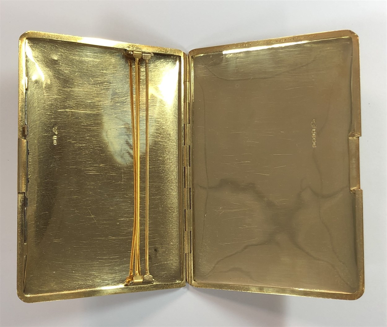 An 18ct gold cigarette case, in - Cheffins Fine Art