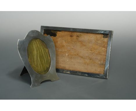 the first by Joseph Gloster Ltd, Birmingham 1939, tulip shaped with plain polished front and oval aperture, verso wooden, 20c