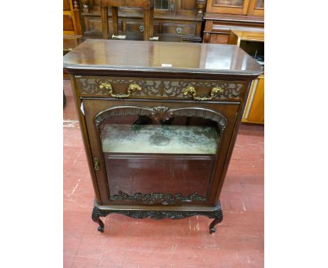 AN EDWARDIAN MAHOGANY SIDE CABINET, the single frieze drawer with blind fretwork decoration and Rococo style handles above a 