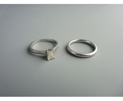 A PLATINUM & BAGUETTE CUT SOLITAIRE ENGAGEMENT RING & WEDDING BAND SET, 8.2 grms gross, size M