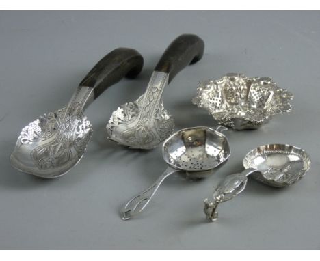 A QUANTITY OF HALLMARKED SILVER/WHITE METAL ITEMS to include a pierced pin dish, Birmingham 1897, a tea strainer marked 'Ster
