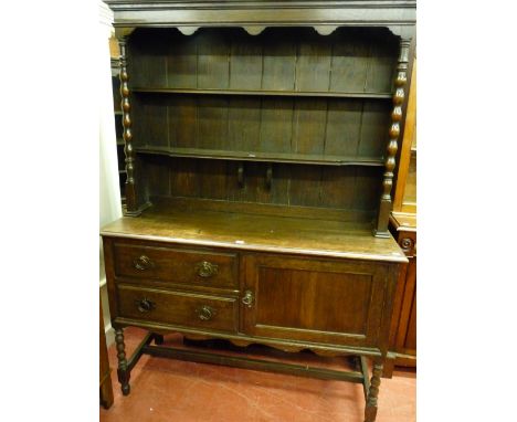 AN EARLY 20th CENTURY OAK DRESSER, the two shelf rack with central corbel supports on the shaped lower shelf flanked by turne