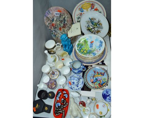 VARIOUS CERAMICS, COLLECTORS PLATES, ETC, to include Wedgwood basalt trinkets, Poole pottery, Spode, Belleek, a set of twelve
