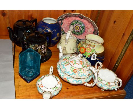 A GROUP OF CERAMICS, to include Fieldings Crown Devon lustre twin handled vase florally decorated on blue ground, height 16cm