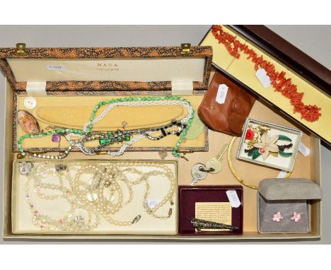 A SELECTION OF COSTUME JEWELLERY to include an early 20th Century faceted green paste necklace, a colourless paste necklace, 