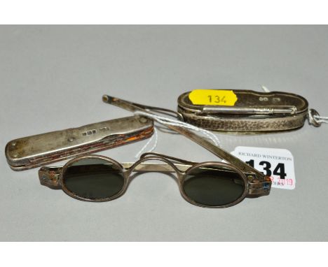 A PAIR OF LATE GEORGIAN SILVER PHOTOGRAPH FRAMES, stamped 'Pebbles' to one arm, maker initials IP, Birmingham circa 1821, tog