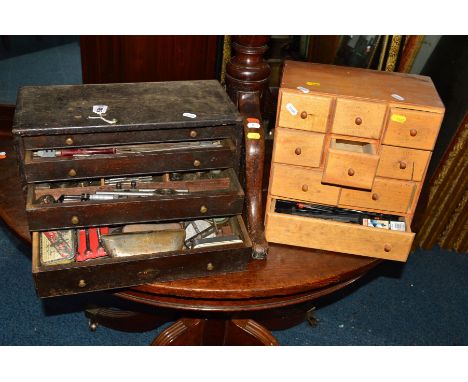 AN EARLY 20TH CENTURY OAK ENGINEERS CHEST, fitted with four graduating drawers, containing various tools including tap and di
