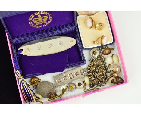 A SELECTION OF ITEMS, to include a silver bookmark, a silver ingot pendant, a selection of circular mother of pearl buttons, 