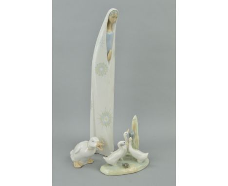 A LLADRO 'MADONNA' VIRGIN MARY FIGURINE, praying, No4586, by Albert Ruiz, height 35.5cm, together with two Nao Duck figure/gr