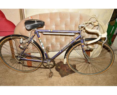 A VINTAGE CARLTON GENTS BIKE
