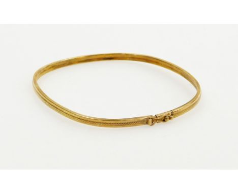 A two row yellow metal hinged bangle, with faint marking for 375, 3.1g. (AF)