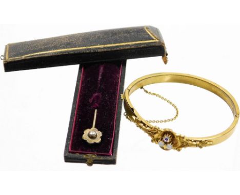 A small group of jewellery, to include a 9ct gold stick pin, with silvered top shaped as a flower, boxed, and a gilt metal ba