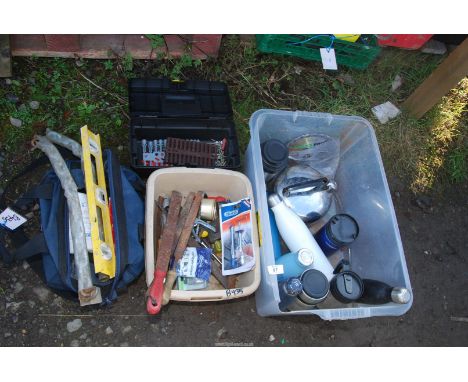 A quantity of insulated drinking bottles, tools, a bicycle chain, etc.
