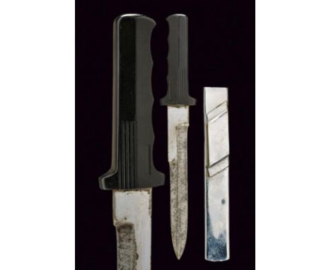 dating: 1943-1945 provenance: Italian Social Republic, Straight, single-and false-edged blade, tang. Anatomical, black, Bakel