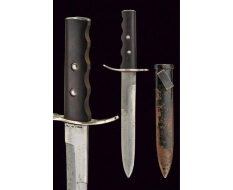 dating: 1943-1945 provenance: Italy, Straight, single-and false-edged blade; anatomical, wooden grip. Complete with iron scab