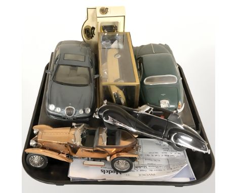 A group of die cast classic cars including Franklin Mint 1947 Bentley and 1921 Rolls Royce Silver Ghost, two Maisto models on