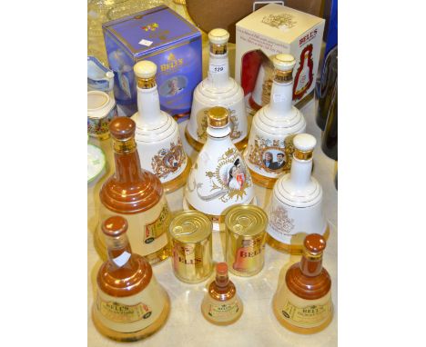 Bells Extra Special Old Scotch Whisky boxed, commemorating 100th birthday Queen Mother; other blended Scotch Whisky Royal com
