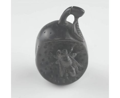 Katabori-Netsuke "Wespe auf Frucht" - Japan, 1.Hälfte 20.Jh., Buchsbaum geschnitzt, dunkel gebeizt, vollrunde Darstellung ein
