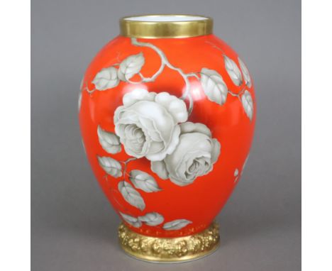 Vase - Rosenthal, Kunstabteilung Selb, 20. Jh., Form: Maria, Porzellan, auf rundem Sockel mit vergoldetem Floralrelief ovoide