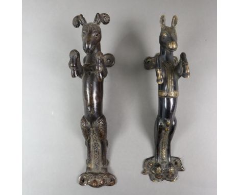 Ein Paar figürliche Türgriffe in Tiergestalt - Nepal/ Tibet, Gelbbronze dunkel patiniert, Schafbock bzw. Pferd, steigend darg