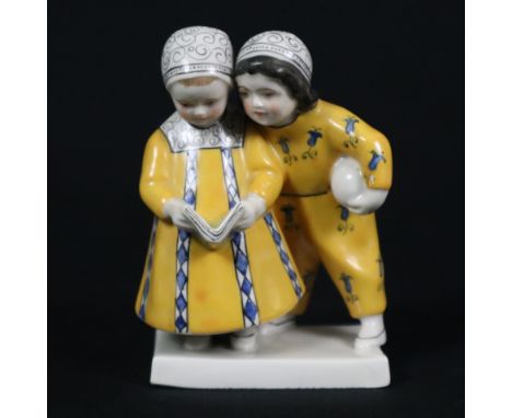 Kinderpaar - W. Goebel, Wilhelmsfeld-Oeslau, um 1920, Porzellan, polychrom bemalt im Stil des Art Déco, auf rechteckiger Plin
