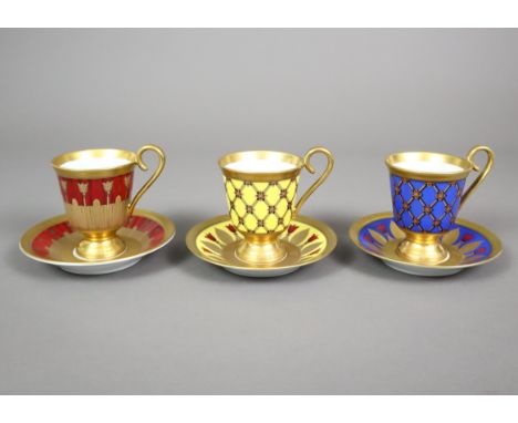 Drei Sammeltassen mit Fabergé-Dekor - Höchst, aus der Serie ''Eremitage'', gefußte Tassen mit Volutenhenkel, farbiger Fond mi