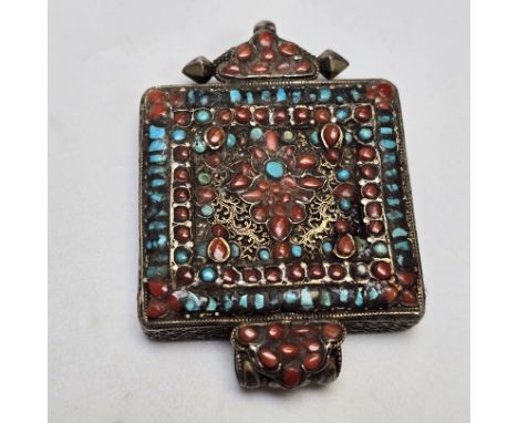Kleiner Gau / Amulettbehälter - Tibet frühes 20. Jh., kastenförmiges Amulett aus versilbertem Metall mit Filigrandekor und St