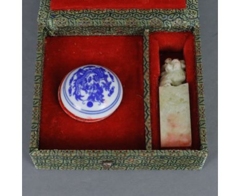 Schatulle mit Siegelset - Specksteinsiegel mit Fo-Hund von 7 cm-Höhe, Stempelplatte mit „LUCAS“-Namenszug, Siegelfarbe in Por