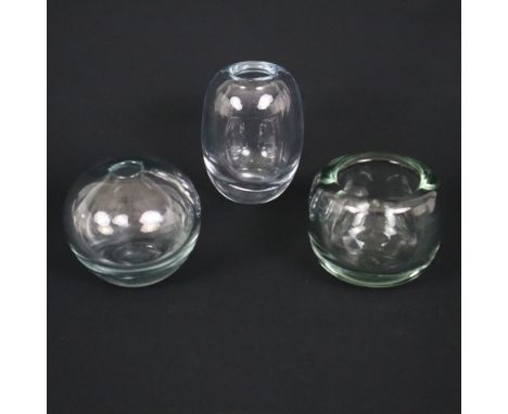 Drei Miniaturvasen - dickwandiges Glas, 2x Per Lütken für Holmegaard, Dänemark, leicht getöntes Glas, unterseitig Ritzsignatu