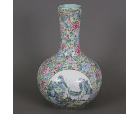 Millefleurs-Vase - China, Republikzeit, Porzellan, glasiert, Typus „Tian Qiu Ping“, polychrome Aufglasurmalerei im Millefleur
