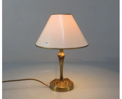 LAMPE / TISCHLAMPE / table lamp. Tischlampe mit Bronzefuß. Kleine Tischlampe, einflammig, auf rundem Standfuß mit cremefarben