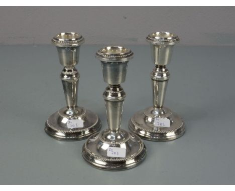 DREI ENGLISCHE KERZENSTÄNDER / TISCHLEUCHTER / three silver table chandeliers, England, 925er Sterlingsilber (gefüllt; insg. 