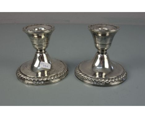 ZWEI AMERIKANISCHE KERZENSTÄNDER / TISCHLEUCHTER / two silver table chandeliers, Amerika, 20. Jh., 925er Sterlingsilber (gefü