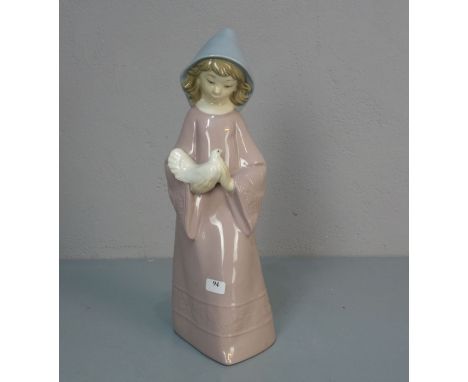 FIGUR: "Mädchen mit Taube" / porcelain figure: "Girl with a dove", Porzellan, Manufaktur Nao, Valencia / Spanien, Marke seit 