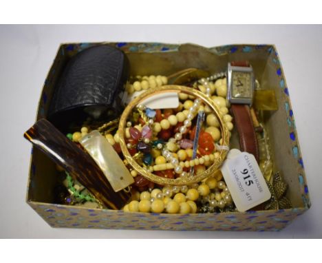 A 9ct gold bangle, with engraved scroll decoration, a 9ct gold bar brooch, other jewellery and items (qty)