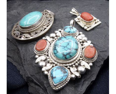 ART-DÉCO SCHMUCKSET - 925er Silber (Gesamtgewicht 44,9 g), drei Anhänger mit Malachit- und Korallbesatz im Cabochon-Schliff; 