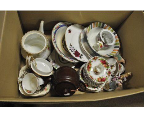 A mixed lot of ceramics to include a Royal Albert 'Old Country Roses' pattern part tea service.