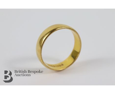 22ct wedding band size M, approx 4.69 gms.&nbsp;