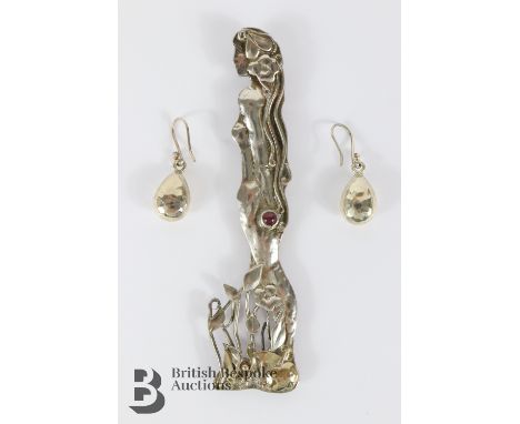 Sheana M. Stephen (Scottish) silver brooch, 'Atalanta' crafted in silver, gold and heightened with a ruby, approx 11.5 cms in